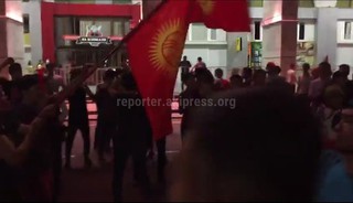 Видео — После футбольного матча, завершившегося победой Кыргызстана над Казахстаном, болельщики зажигали на площади Ала-Тоо