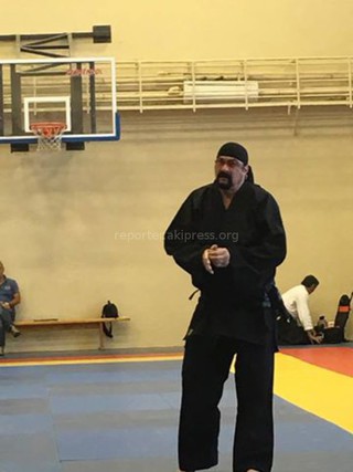 Видео, фото — Актер С.Сигал продемонстрировал приемы айкидо в Кыргызстане