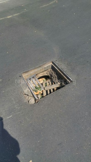 На пересечении улиц Токтогула и Логвиненко установили ливнево-приемную решетку, - мэрия Бишкека На пересечении улиц Токтогула и Логвиненко установили ливнево-приемную решетку, - мэрия Бишкека