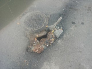 Читатель просит заделать дыру на асфальте у колодца на переулке Шевченко (фото)