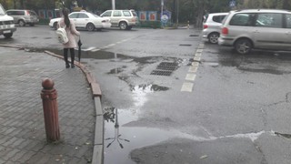 Пешеходный переход на перекрестке Чуй-Тыныстанова огражден бордюром, что создает неудобства людям с колясками, - бишкекчанин (фото)