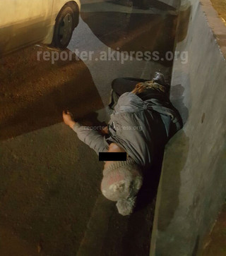 На проезжей части возле базарчика в мкр Западный в Оше лежала женщина, - горожанин <i>(фото)</i>