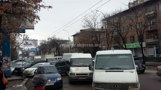 Грузовые машины, которые доставляют товар в «Народный» на улице Киевской, стоят на проезжей части и мешают участникам движения