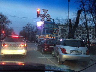 Припаркована перед перекрестком