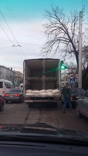 Разгружает товар перед светофором и закрывает обзор водителям