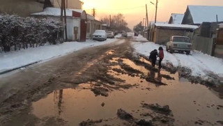 Читатель просит обратить внимание на дорогу на перекрестке Саруйской-Васильева в Бишкеке <i>(видео)</i>