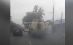 Видео — Грузовик устроил «шоу с дымом»