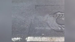 На участке ул.Тимура Фрунзе прорвало водопроводную трубу, вода топит дорогу