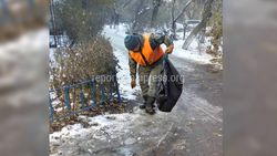 «Тазалык» убрал мусор возле дома №187 по улице Ахунбаева (фото) «Тазалык» убрал мусор возле дома №187 по улице Ахунбаева (фото)