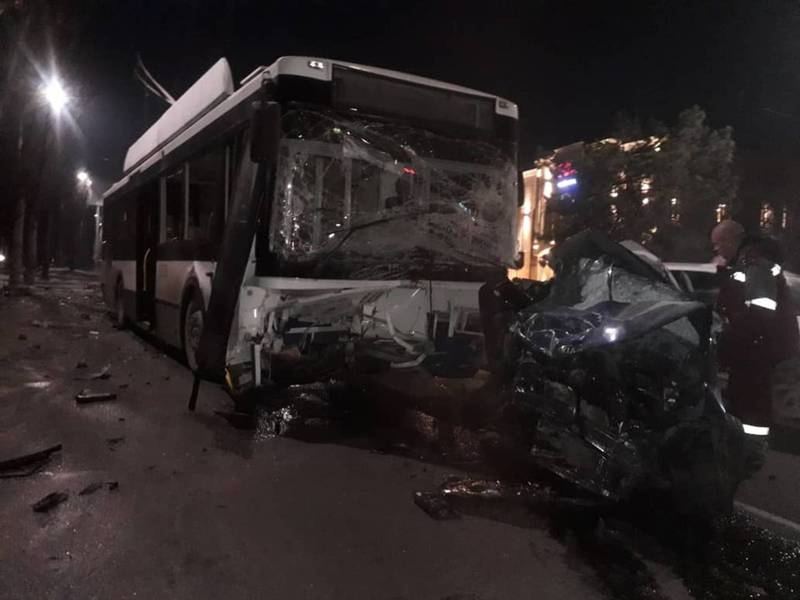 Видео с места ДТП с участием троллейбуса и легковушки