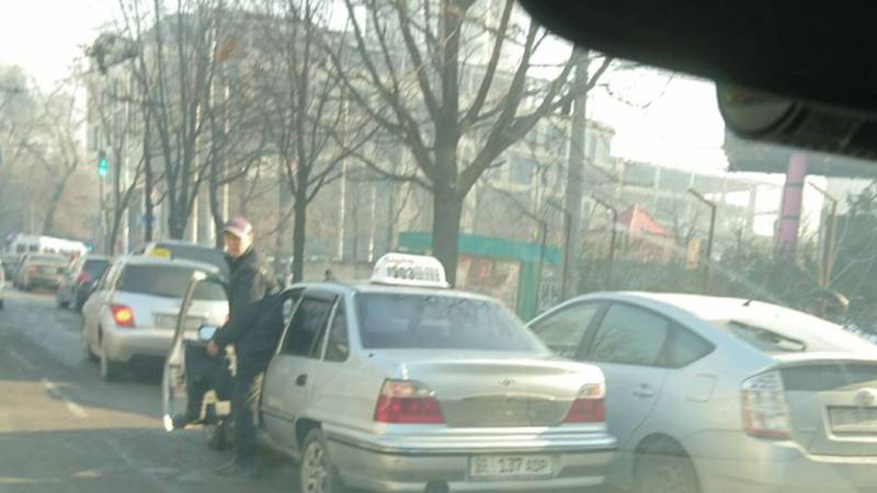 На Абдрахманова-Киевской таксисты паркуются на проезжей части (фото)