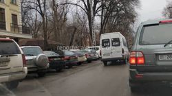 На ул.Московская водитель маршрутки №195 передвигался по встречной полосе - бишкекчанин (фото)