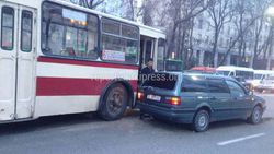 Водители троллейбуса и легковушки разобрались без участия инспектора УОБДД, - мэрия