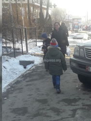 В 5 мкр Лексус припарковался на пешеходном переходе