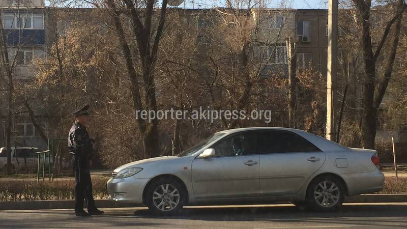 Житель столицы интересуется, можно ли инспекторам УОБДД прятаться за машинами?