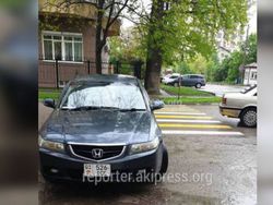 УОБДД оштрафовало водителя, который припарковался на зебре