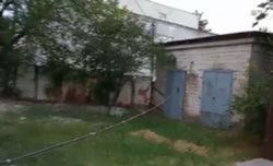 Электромонтёры ОАО «Северэлектро» обезопасили провод на ул. Абая и подняли его на требуемую высоту