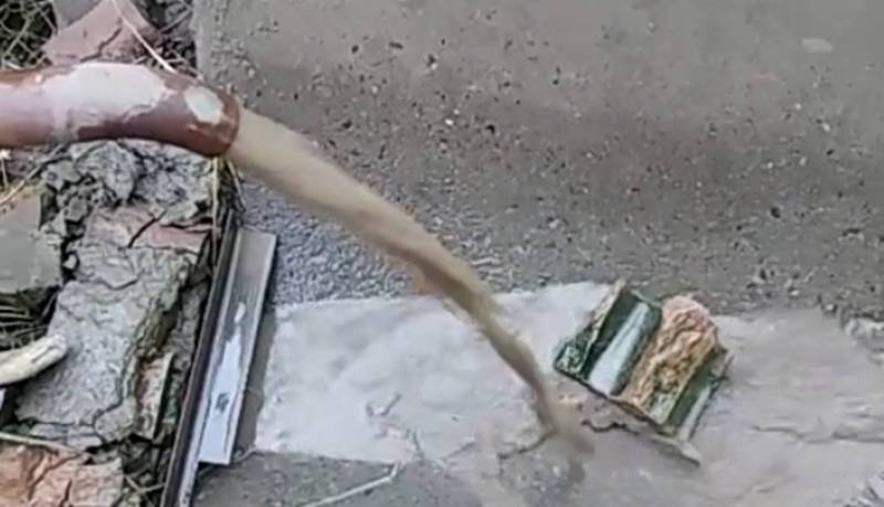 В селе Кок-Жар Ошской области из крана течет грязная вода
