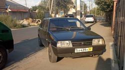 На ул.Куренкеева водитель «Лады» с российским госномером припарковался на тротуаре (фото) На ул.Куренкеева водитель «Лады» с российским госномером припарковался на тротуаре (фото)