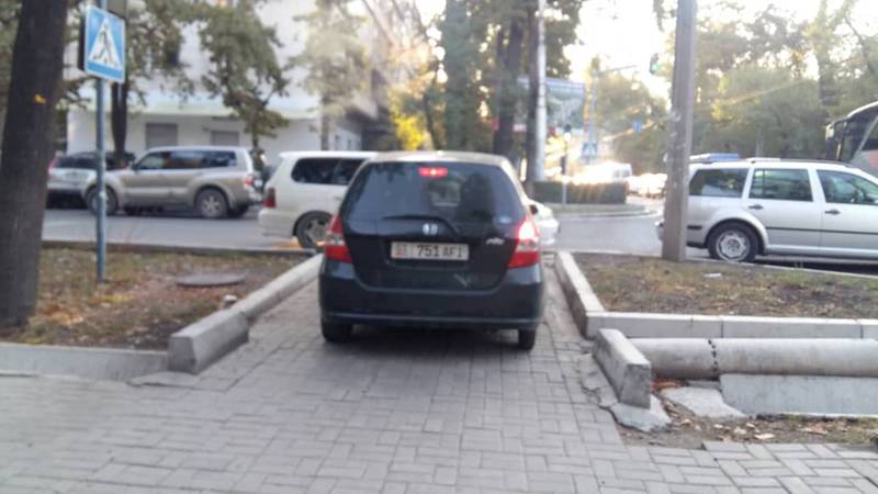 На Московской-Турусбекова водитель «Хонды» объезжал пробки по тротуару. Фото