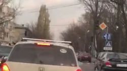 Горожанин интересуется, почему не работает недавно установленный светофор на Суеркулова-Абая?