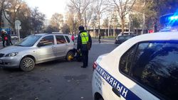 На Чуй-Исанова на колесо неправильно припаркованной машины установили блокиратор <i>(фото)</i>