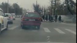 На Московской-Асаналиева «Фольксваген пассат» повернул со второй линии