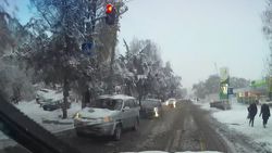 На Сухэ-Батора водитель «Хонды» проехал на красный свет светофора <i>(видео)</i>