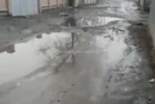 Жителям трудно передвигаться по ул.Орозова из-за больших луж (видео)