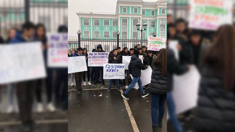 Возле школы «Газпрома» собрались школьники и их родители с требованием вернуть прежнего директора Дикамбаева