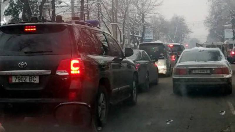 В Бишкеке едет полностью затонированная «Тойота». Видео