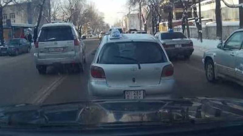 На ул.Горького «Лексус» ехал по встречной полосе. Фото