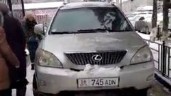 В Оше «Лексус» оставили посреди тротуара. Видео