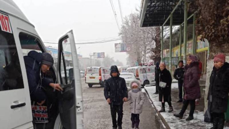 На ул.Масалиева в Оше машины на остановке мешают общественному транспорту, - горожанин