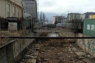 Видео — В селеотводном канале между 5 и 6 мкр много мусора