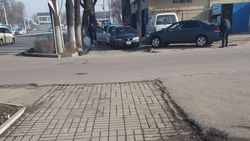 Возле автомойки на проспекте Жибек Жолу машины заняли тротуар для пешеходов. Фото