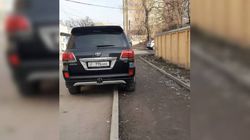 На ул.Жумабека водитель «Тойоты» припарковался, повредив тротуарный бордюр. Фото