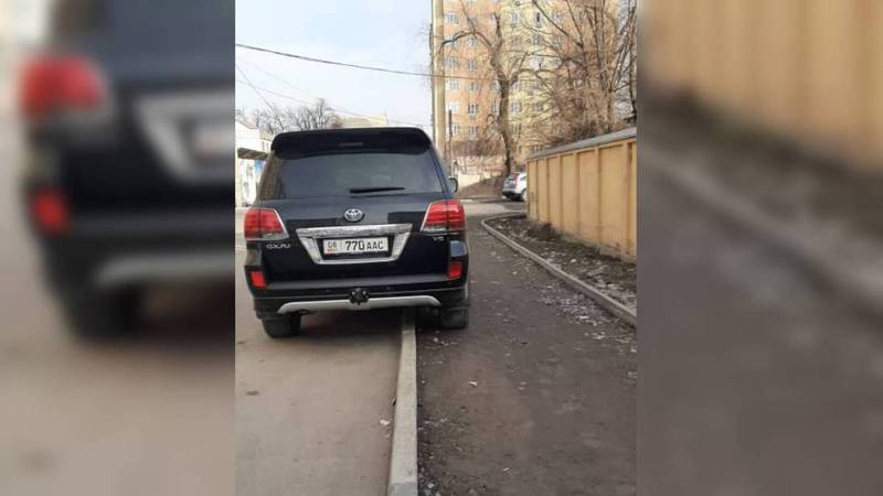 На ул.Жумабека водитель «Тойоты» припарковался, повредив тротуарный бордюр. Фото