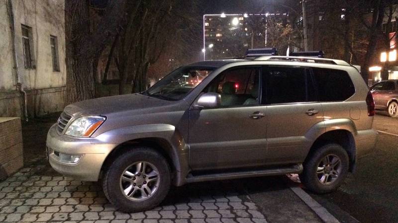 На улице Айни водитель «Лексуса» припарковался на тротуаре. Фото