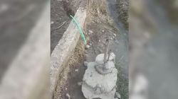 В селе Жинжиген Баткенской области прорвало трубу. Жители вынуждены пить воду из арыка. <b>Видео</b>