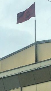 Горожанин просит заменить грязный госфлаг, который висит на здании Ленинского суда (фото)