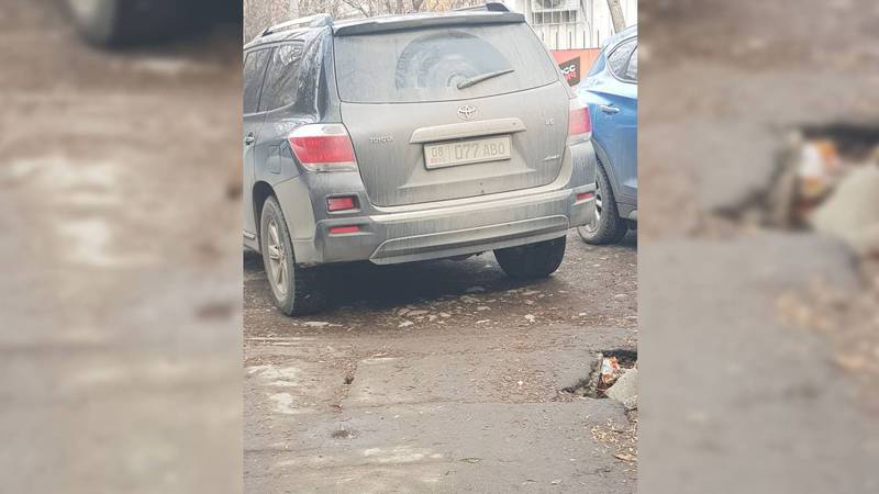 Водитель «Тойоты» припарковал машину на тротуаре в 10 мкр. Фото