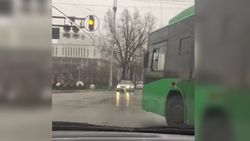 На Манаса-Чуй водитель троллейбуса нарушил ПДД. Видео