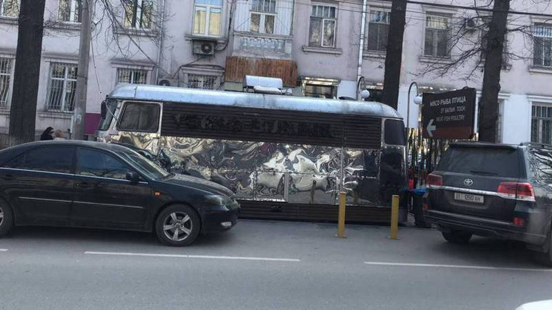 Законно ли работает фаст-фуд на колесах на улице Токтогула?
