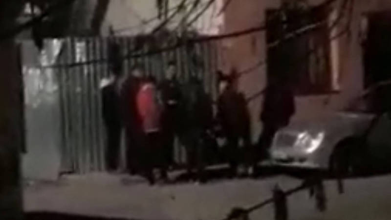 Возле дома №19 в 8 мкр молодые люди систематически собираются и шумят поздней ночью, - житель