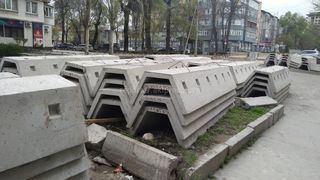 Читательница Ширин: В лотках для арычной сети, которые собираются установить на ул.Акиева, нет отверстий (фото)