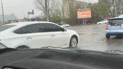 В Оше едет тонированная «Тойота» с «крутыми» номерами. Фото