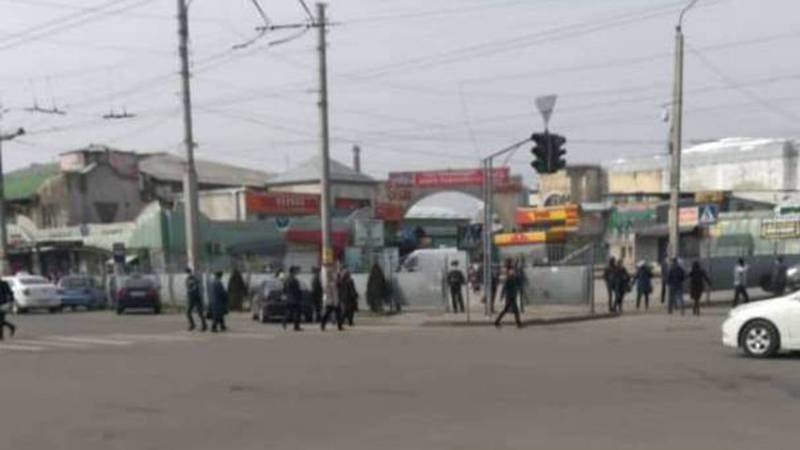 Вокруг Ошского рынка как и раньше наблюдается большое скопление людей. Видео