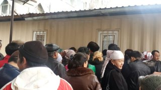 Читатель жалуется, что сотрудники адресного бюро в Оше заставляют посетителей долго ждать