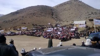 В с. Майдан Кадамжайского района проходит митинг против открытия золотодобывающей компании <b>(фото)</b>